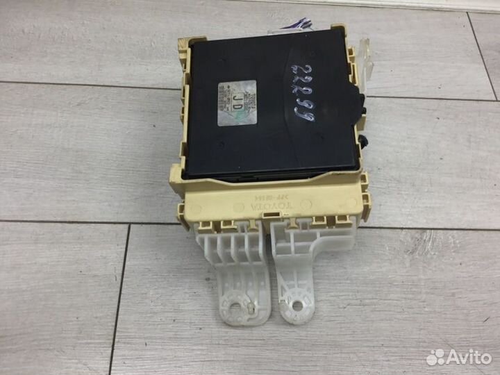 Блок реле Toyota Auris хэтчбек 2ZR-FXE 2013