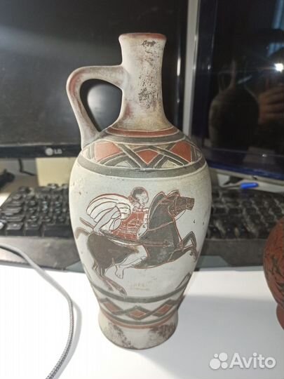 Глиняный кувшин для вина