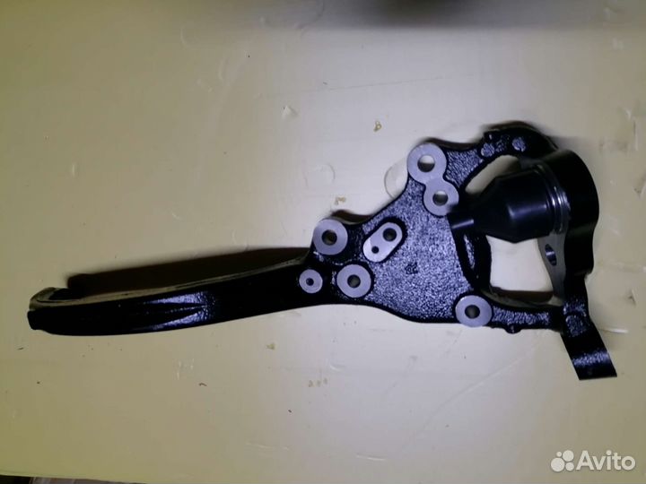 Кулак перед правый Dodge Charger LD