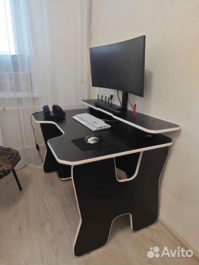 Геймерский стол с подставкой под монитор