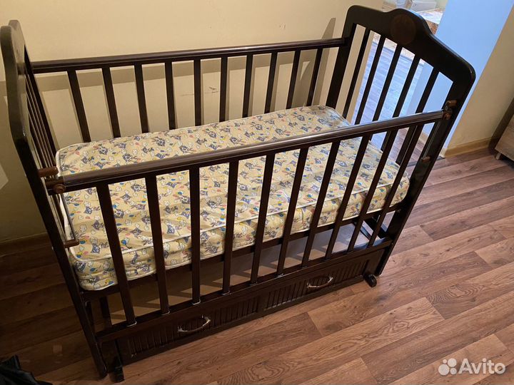 Детская кроватка с маятником и ящиком