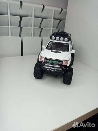 Внедорожник фирменная игрушка