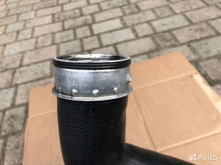 Патрубок интеркуллера на VW Passat B5+ 1.9