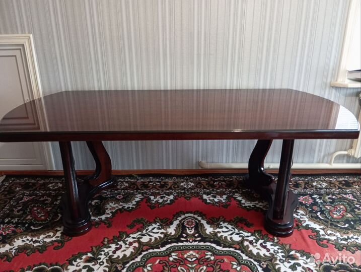 Большой обеденный стол