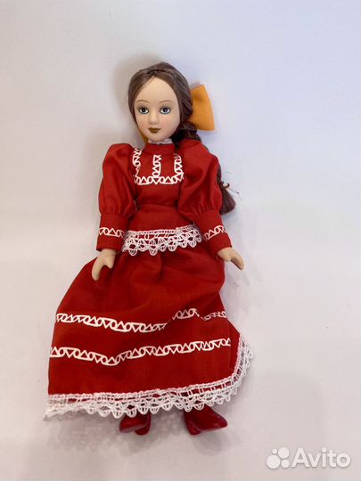 Кукла фарфоровая