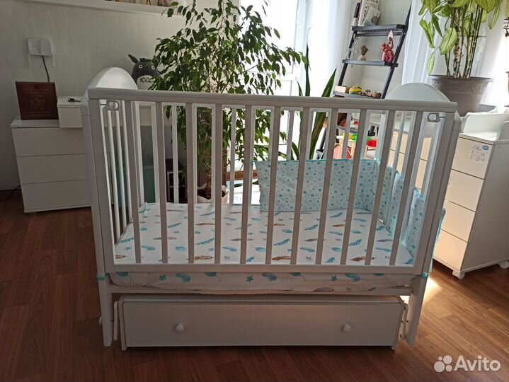 Кроватка детская с маятником и матрасом
