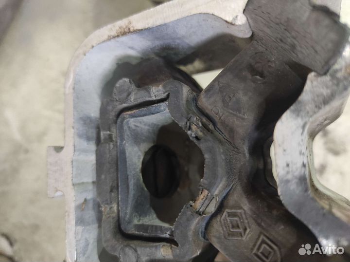 Подушка двигателя Renault Sandero 1