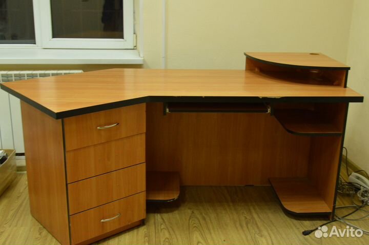 Компьютерный стол офисный