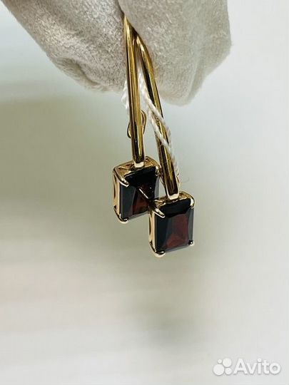 Золотые серьги с камнем