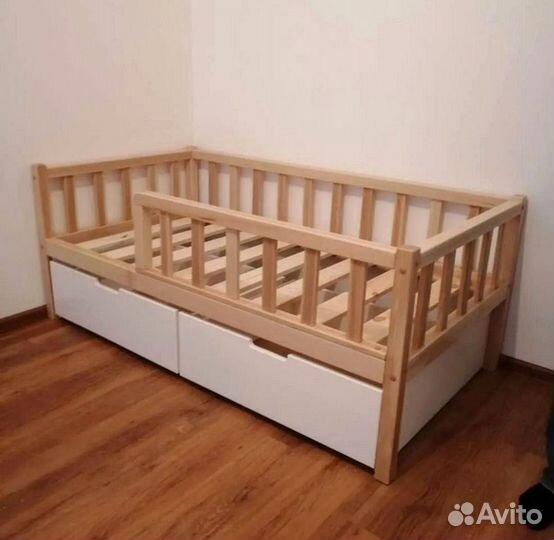Детская кровать с бортиком