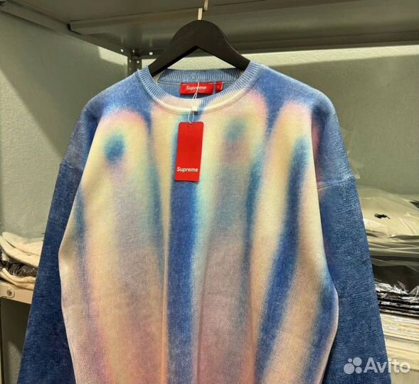 Свитшот supreme blurred logo на руках