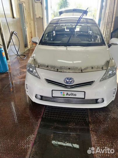 Toyota Prius Alpha, 2012