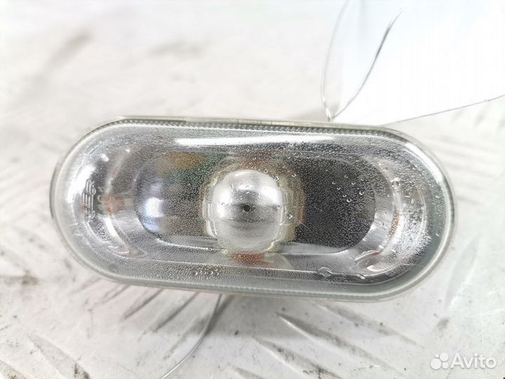 Повторитель передний левый Volkswagen Passat