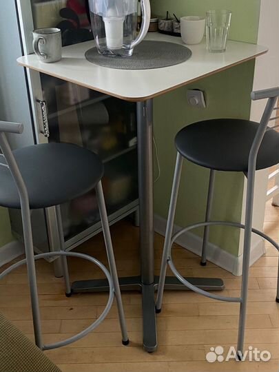 Барный стол и стулья