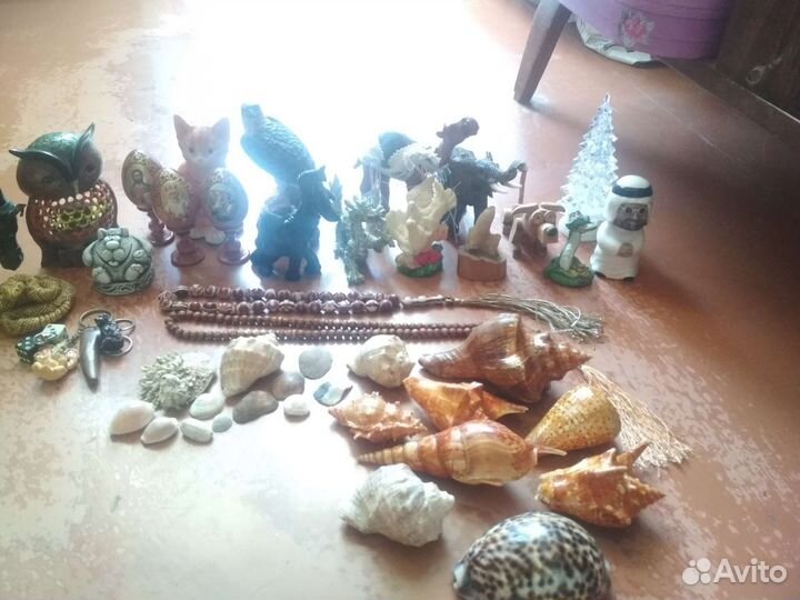 Статуэтки,шкатулка,четки,брелки,ракушки,ложка,книг