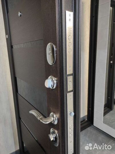 Дверь входная тёмный кипарис