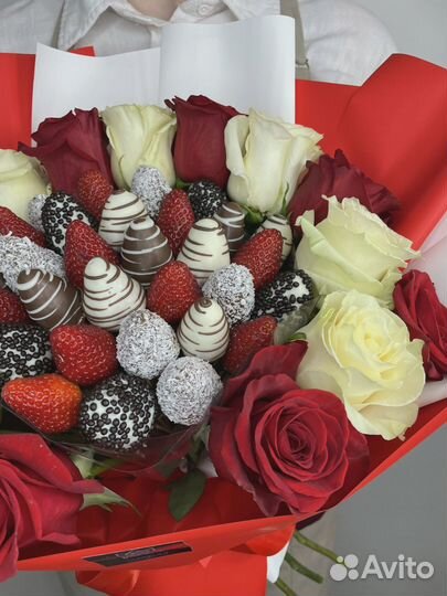 Букет клубника в шоколаде и цветы Роковая женщина