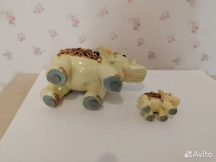 Фигурки слона со слоненком