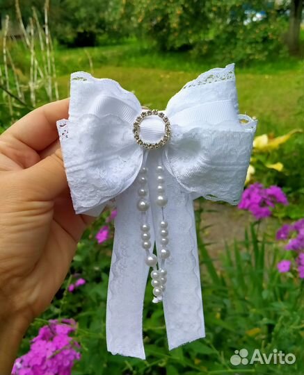 Большие белые кружевные банты