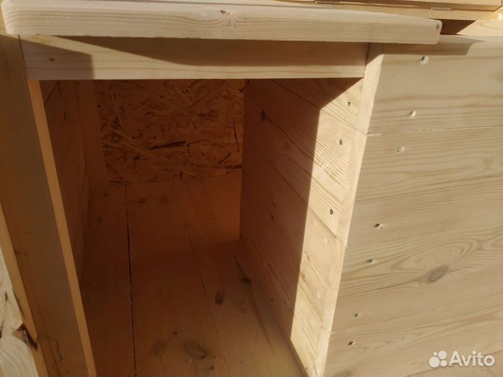 Вольер для собаки с большой деревянной будкой