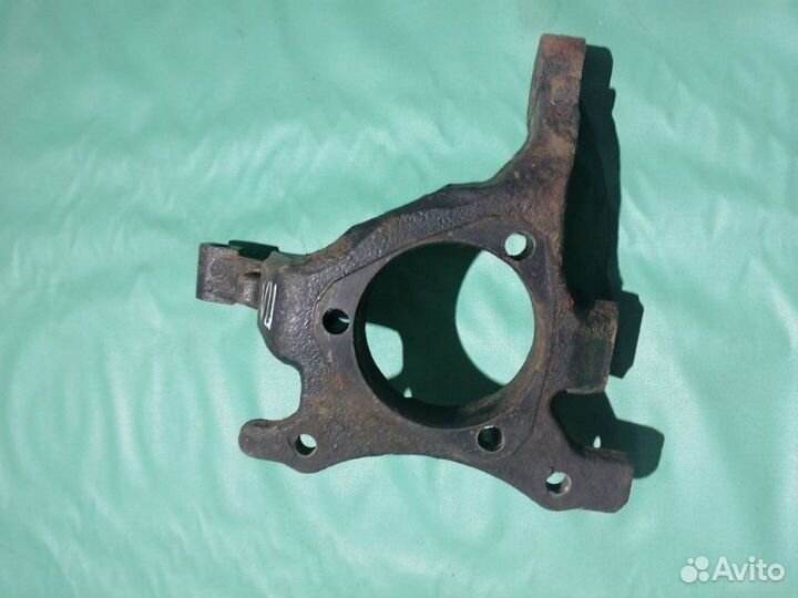 Поворотный кулак левый Opel Astra H