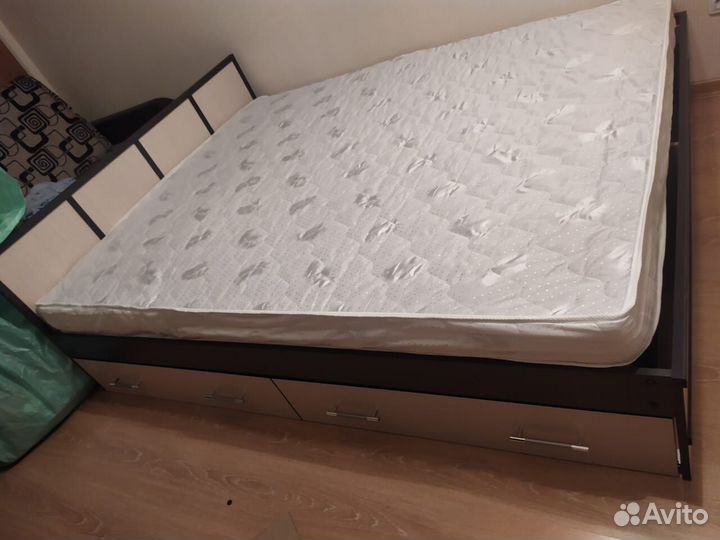 Кровать с матрасом