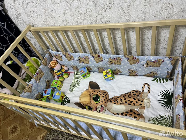 Детская кроватка с маятником