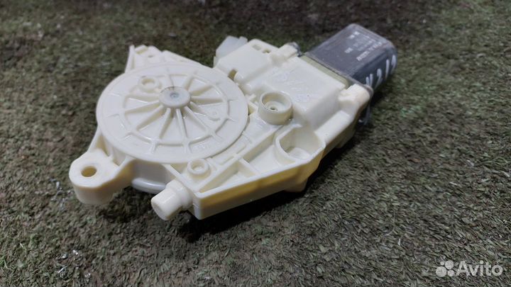 Моторчик стеклоподъемника передний левый W212,W204