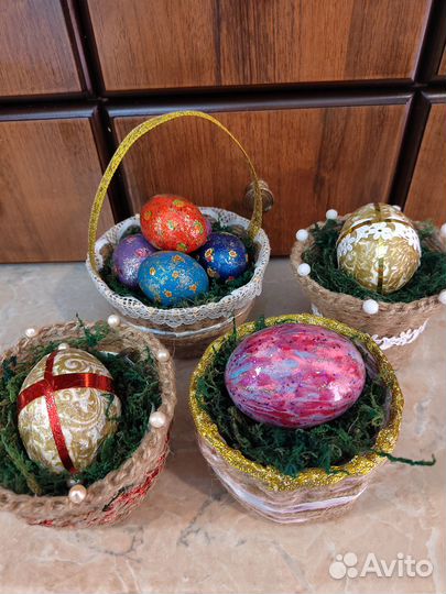 Яйцо пасхальное в корзине сувенир