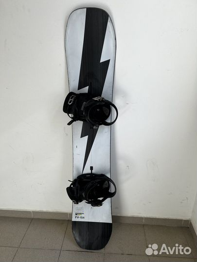 Сноуборд с креплениями