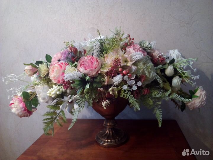 Композиция из искусственных цветов