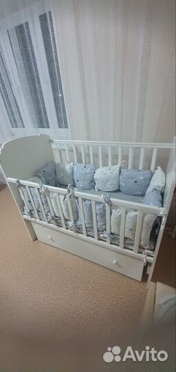 Детская кроватка с маятником и ящиком