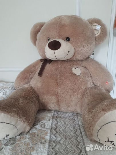 Большой плюшевый медведь