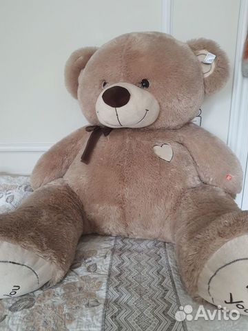 Большой плюшевый медведь
