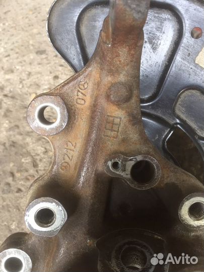 Поворотный кулак на мерседес w212.левое