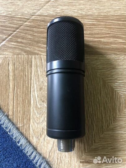 Студийный конденсаторный микрофон