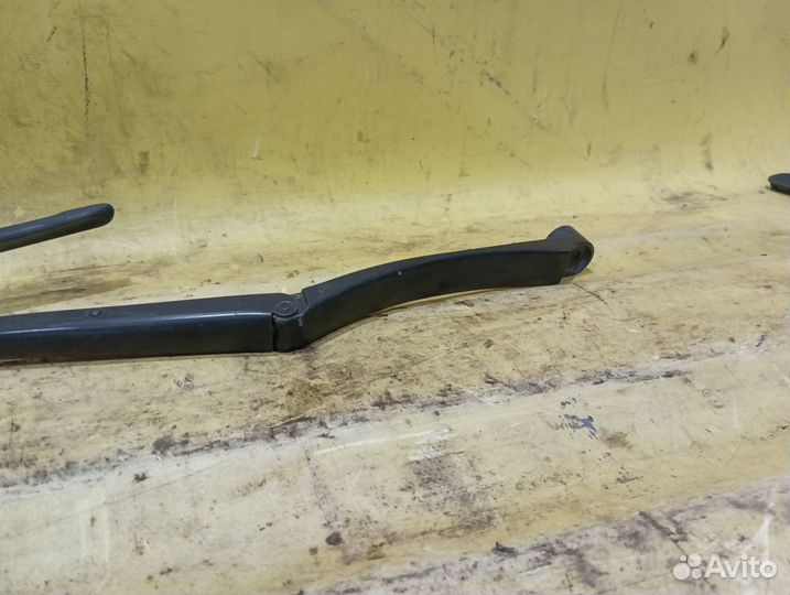 Поводок стеклоочистителя передний Toyota RAV 4