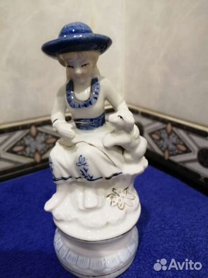 Фарфоровые статуэтки балерин и дам