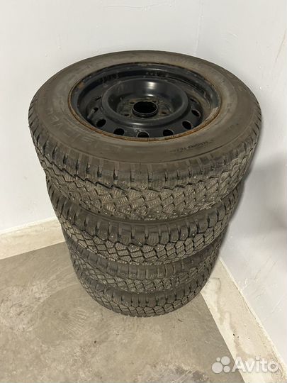 Колеса на зимней резине на Toyota Hiace