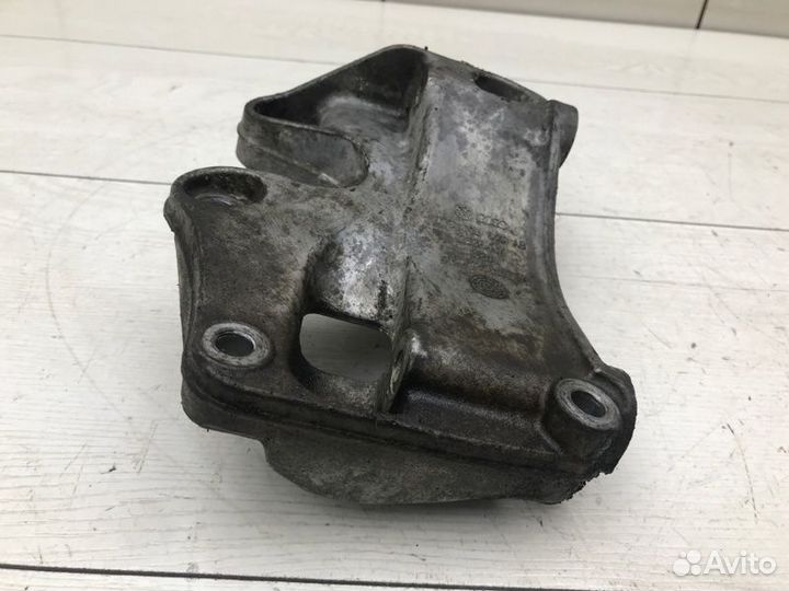 Кронштейн генератора Audi Q7 4L BAR 2006