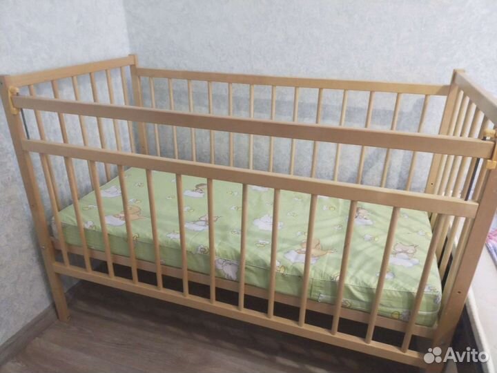 Детская кроватка с универсальным маятником