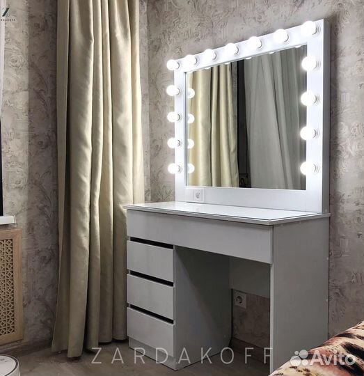 Туалетный столик с гримерным зеркалом с подсветкой