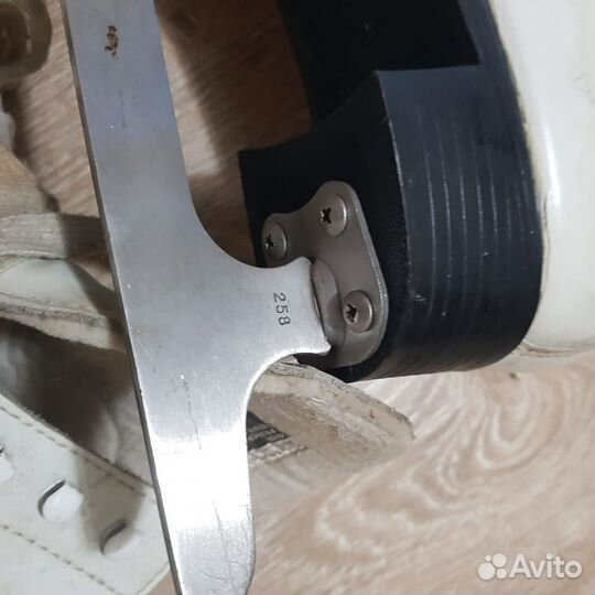 Коньки фигурные 40 размер