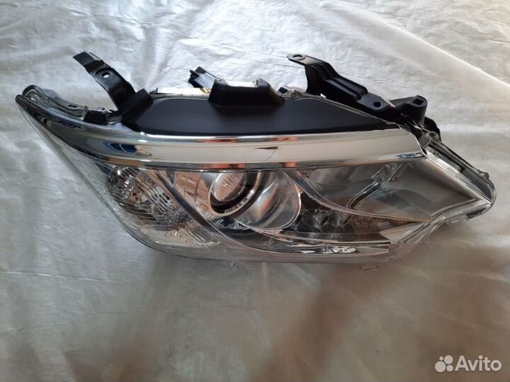Фара галоген передняя правая Toyota Camry V55