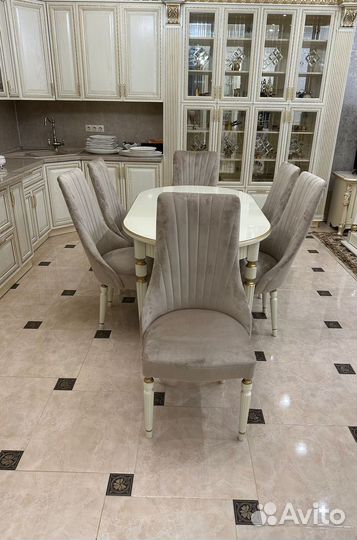 Стол и стулья