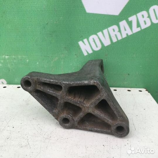 Кронштейн кпп Фольксваген Пассат Б3