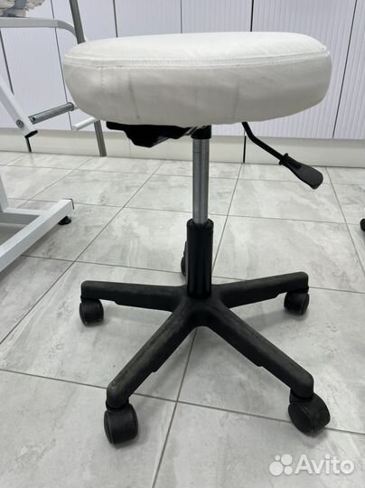Стул для косметолога бу на колесиках
