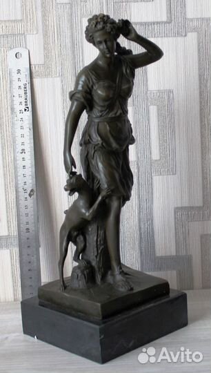 Статуэтка Диана Бургундская с собакой