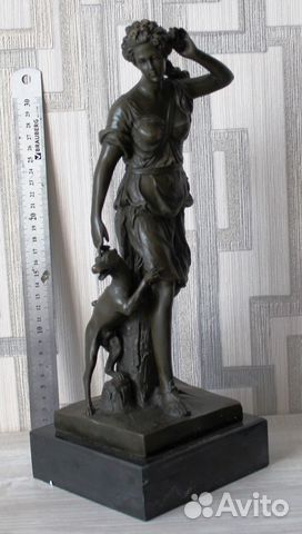 Статуэтка Диана Бургундская с собакой