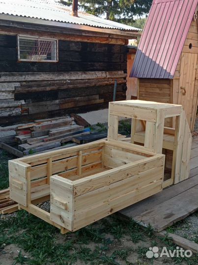 Деревянная машинка для детской площадки